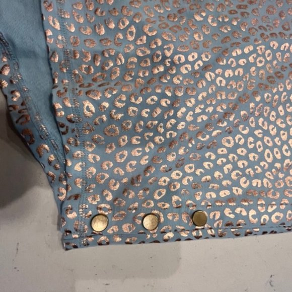 Zuda Foil Printed Baby Blue Pullover with Rose Gold Animal Detail XL - Picture 12 of 15